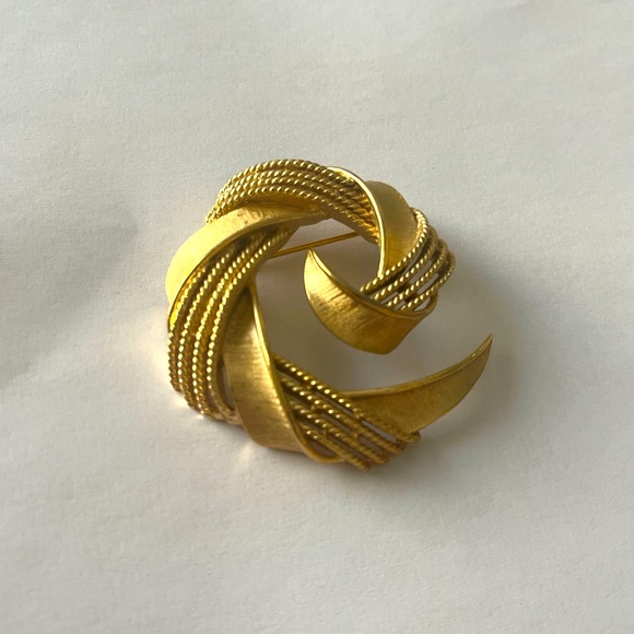 Vintage Trifari Gold Brooch - Picture 1 of 2